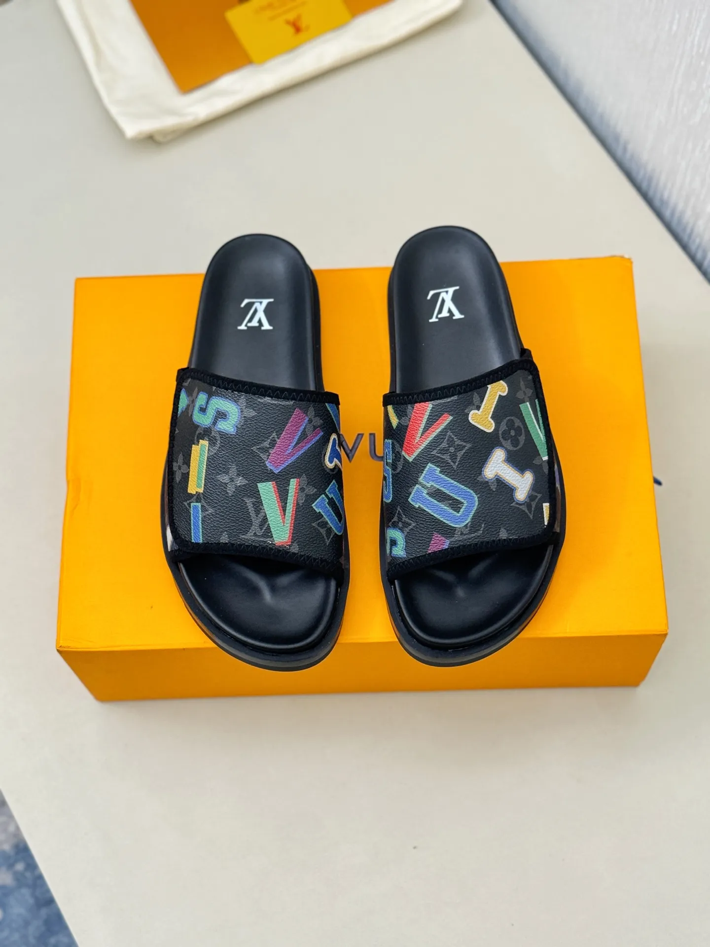 [L Home] P: 340💰Size: 38-45 Top purchasing agent lv men's summer slippers, classic presbyopia with Velcro, soft real leather lining, unique color splicing effect, distinctive personality, fashionable and trendy essential style, light and comfortable. Lightweight and tough rubber insole, micro ridged foam outsole, super comfortable!